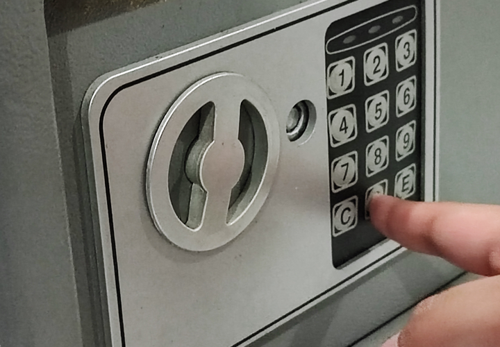 Can a locksmith open a key safe-1